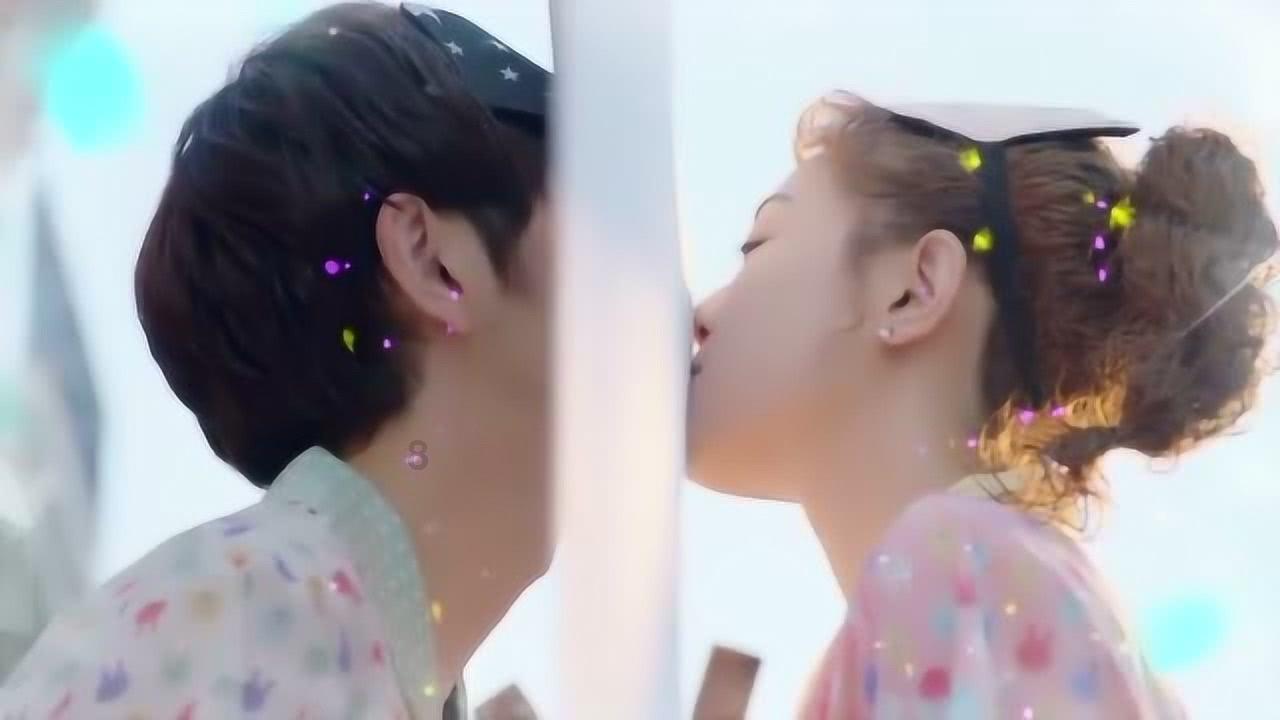 大条莽仔给莽小五演示爬树，失误瞬间把孩子坐成芝麻馅儿汤圆
